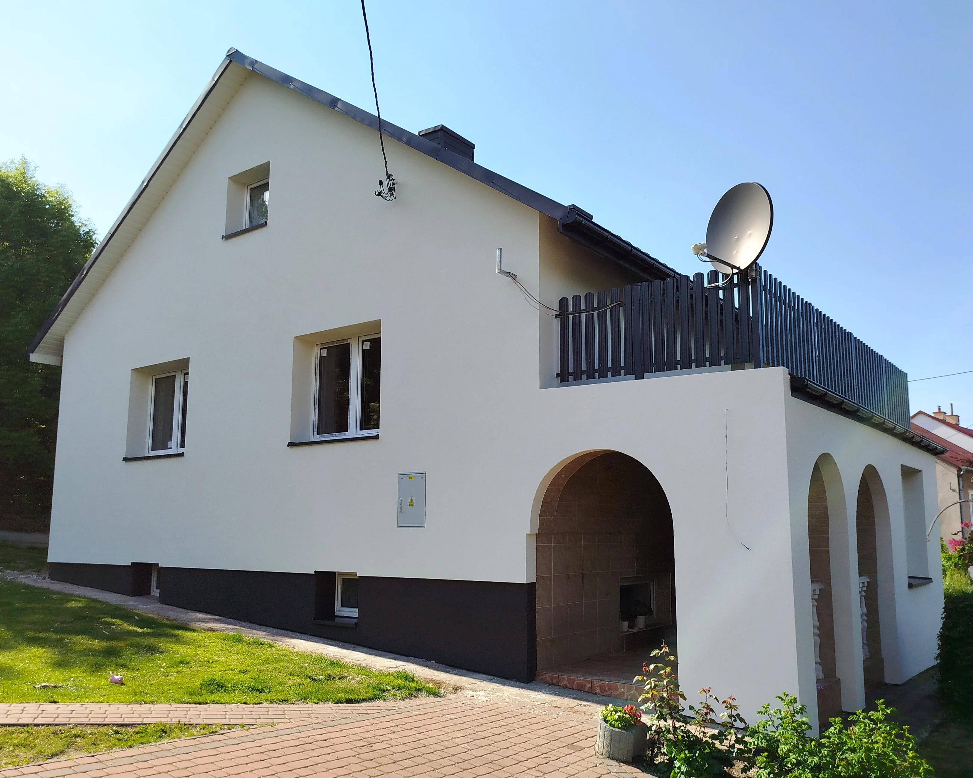 ocieplony budynek z elewacją